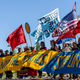 Des militants pour le climat et des membres de la communauté autochtone tiennent une banderole et des drapeaux lors d'un rassemblement et d'une marche à Solway, Minnesota, le 7 juin 2021.